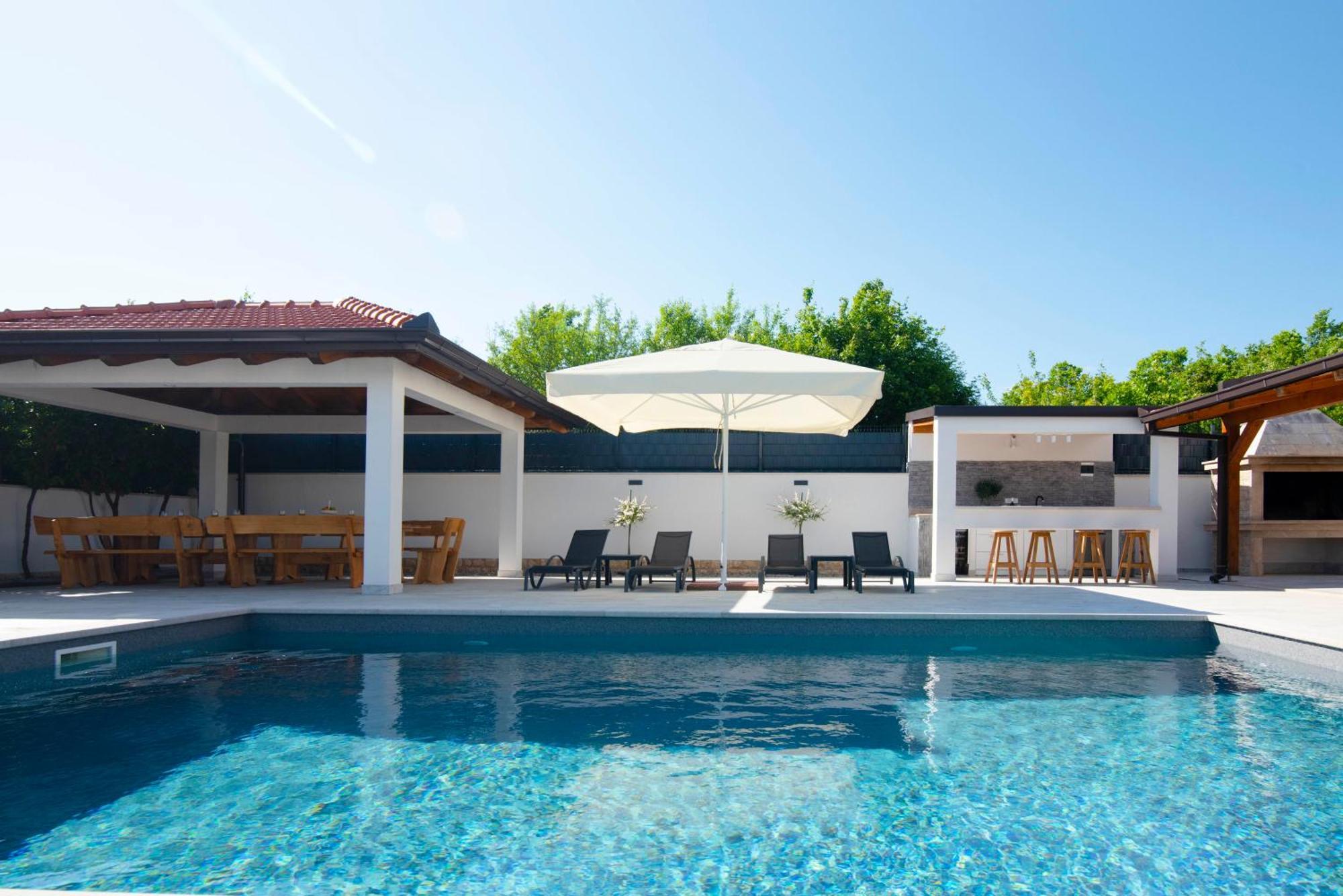 Vacation Villa Matic With 7 Bedrooms シニ エクステリア 写真